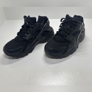 Nike Air Huarache Athletic Shoes youth size 7 women’s size 8.5
